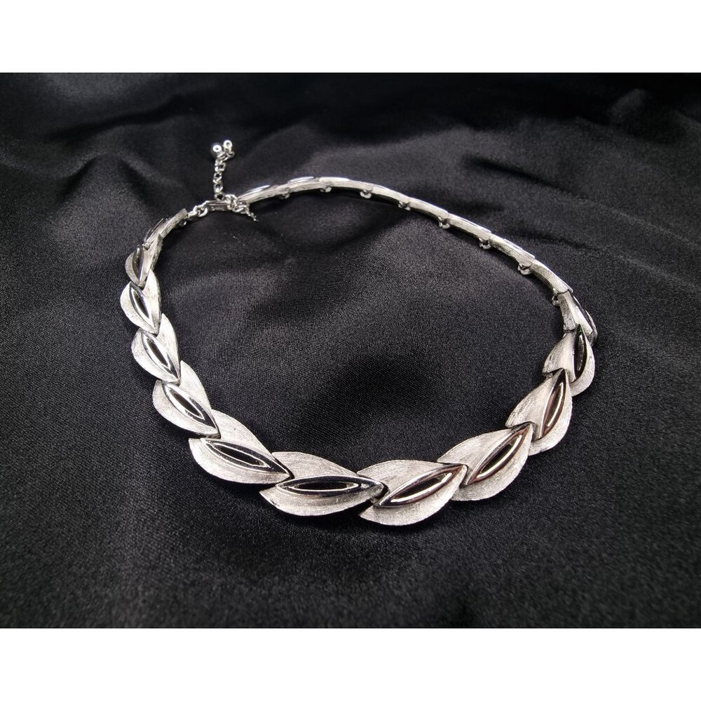 Vintage TRIFARI 1960s Silver Leaf Motif Necklace